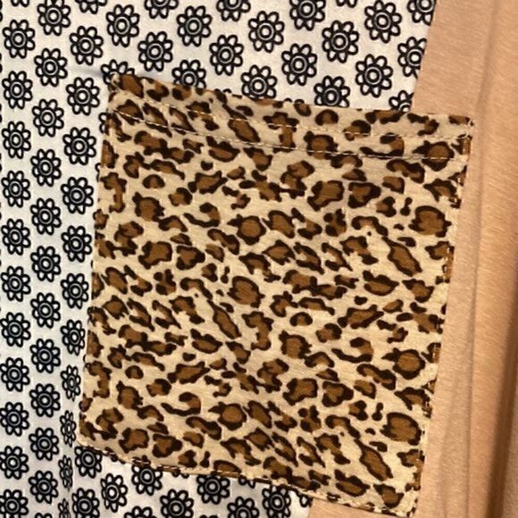 Hailey & Co medium short sleeve animal print      - Picture 5 of 7